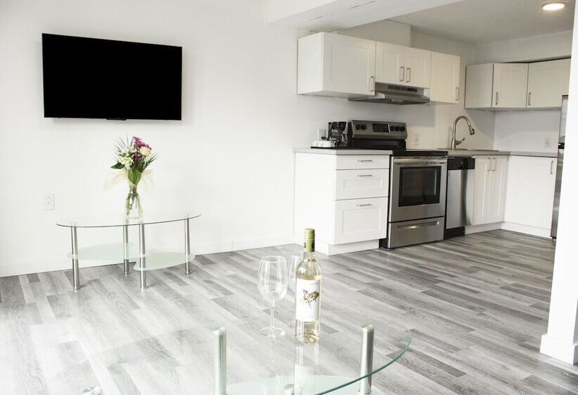 בית מלון כפרי Bowmanville Marina Inn & Suites