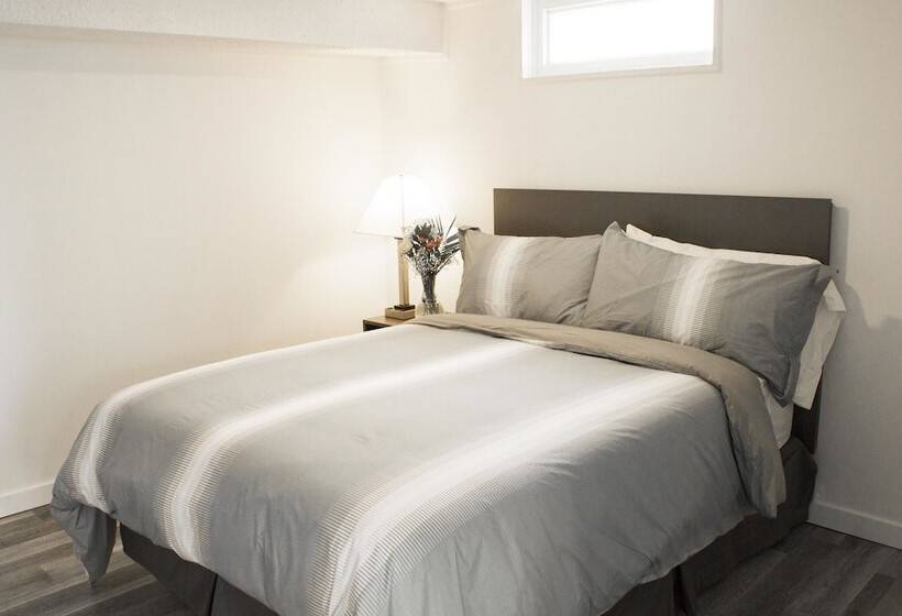 בית מלון כפרי Bowmanville Marina Inn & Suites