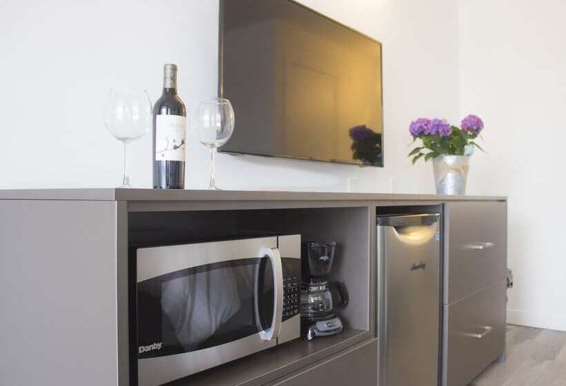 בית מלון כפרי Bowmanville Marina Inn & Suites