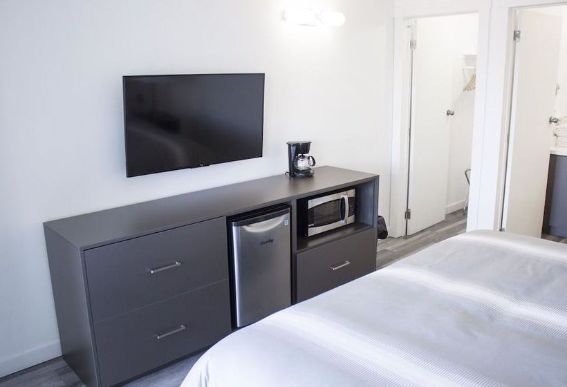 בית מלון כפרי Bowmanville Marina Inn & Suites