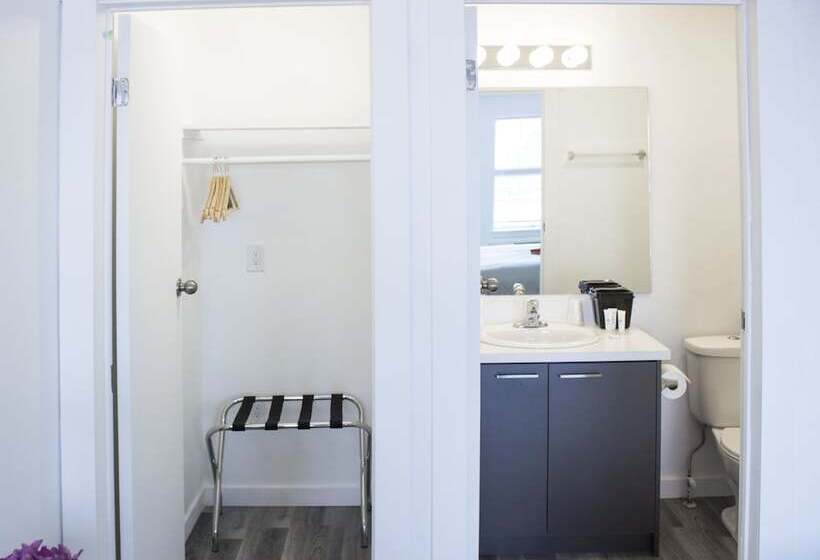 בית מלון כפרי Bowmanville Marina Inn & Suites