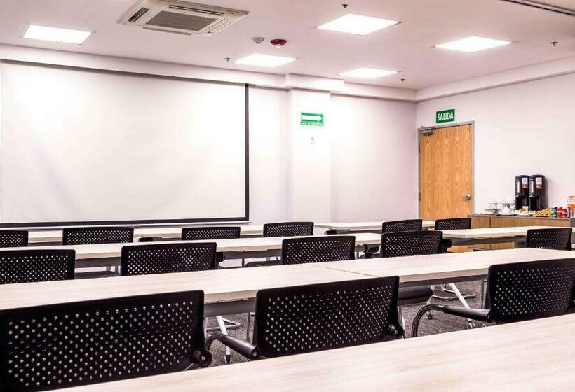 בית מלון כפרי Comfort Inn Hermosillo Aeropuerto