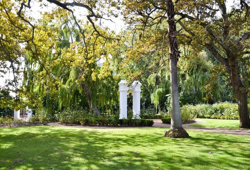 هتل La Paris Estate