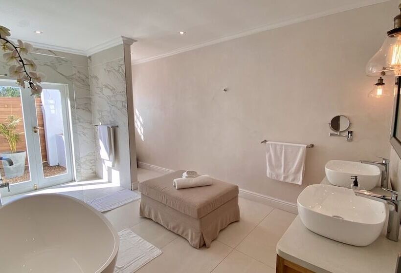 هتل La Paris Estate