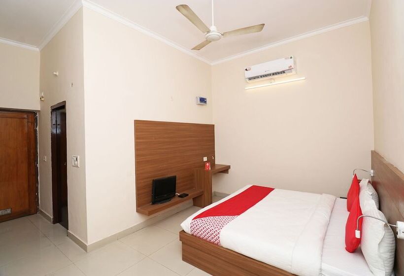 Отель Rajshri By Oyo Rooms