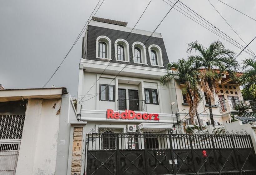 Отель Reddoorz Plus @ Radio Dalam 2