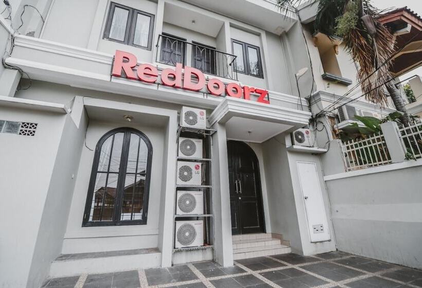 Отель Reddoorz Plus @ Radio Dalam 2