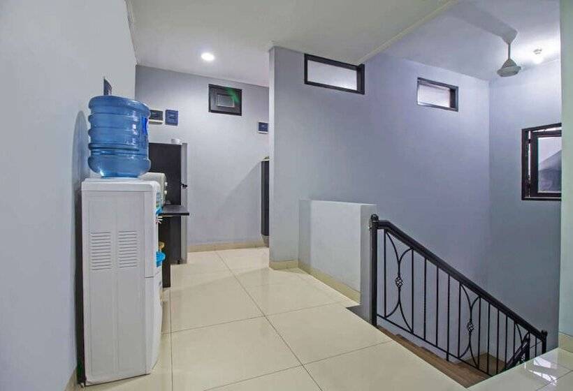 Отель Reddoorz Plus @ Radio Dalam 2