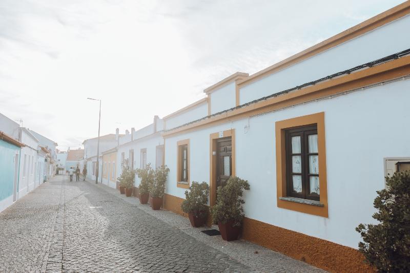 Отель Mute Hostel Milfontes