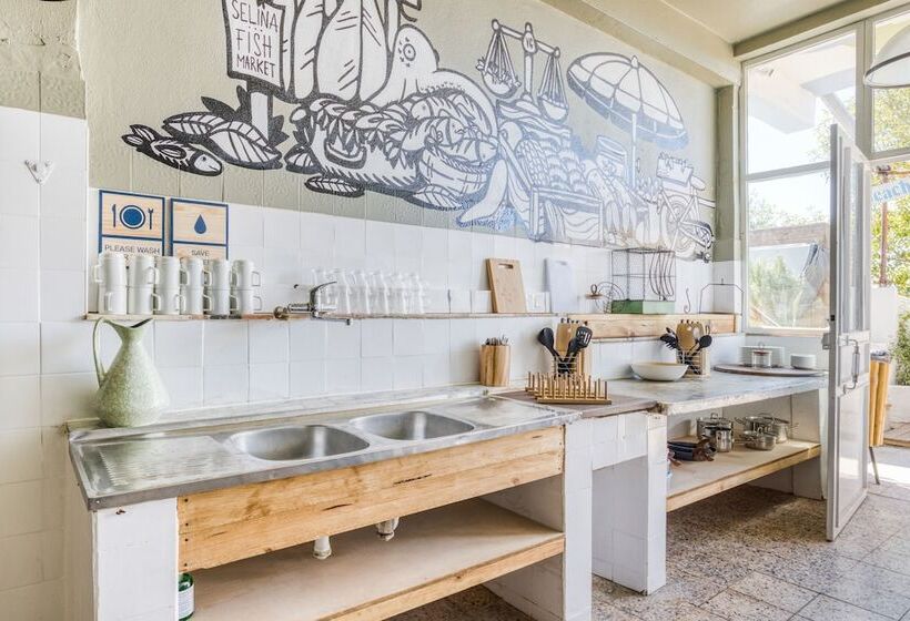 Отель Mute Hostel Milfontes