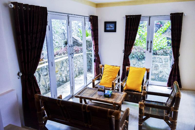 تختخواب و صبحانه The Hawk's Nest Resort