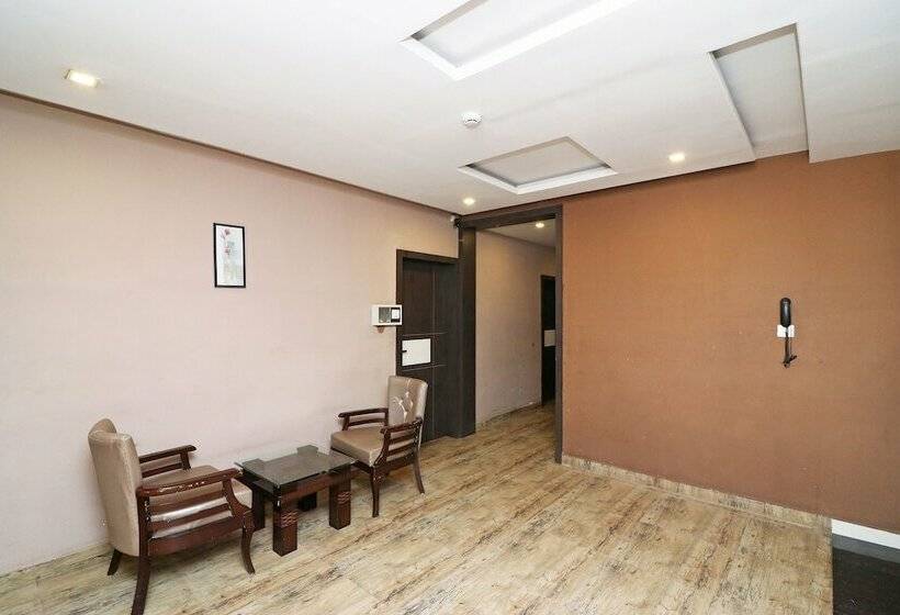 ホテル Lotus By Oyo Rooms