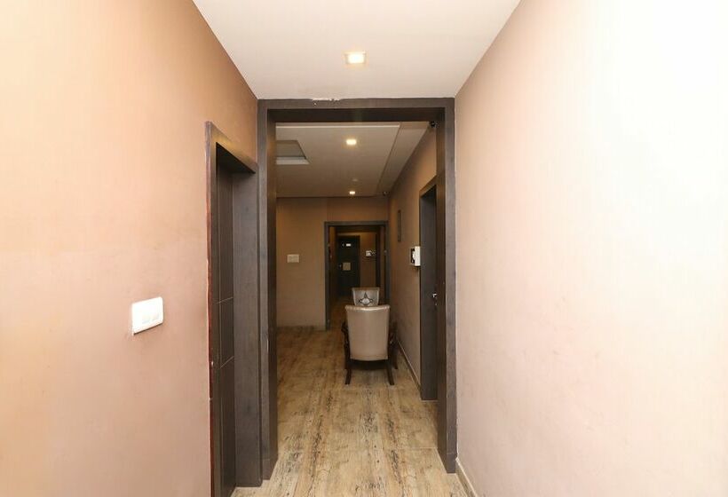 ホテル Lotus By Oyo Rooms