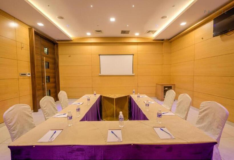 Отель Pioneer Grand Palace