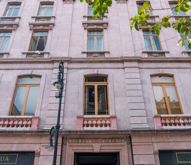 هتل Umbral, A Curio Collection By Hilton