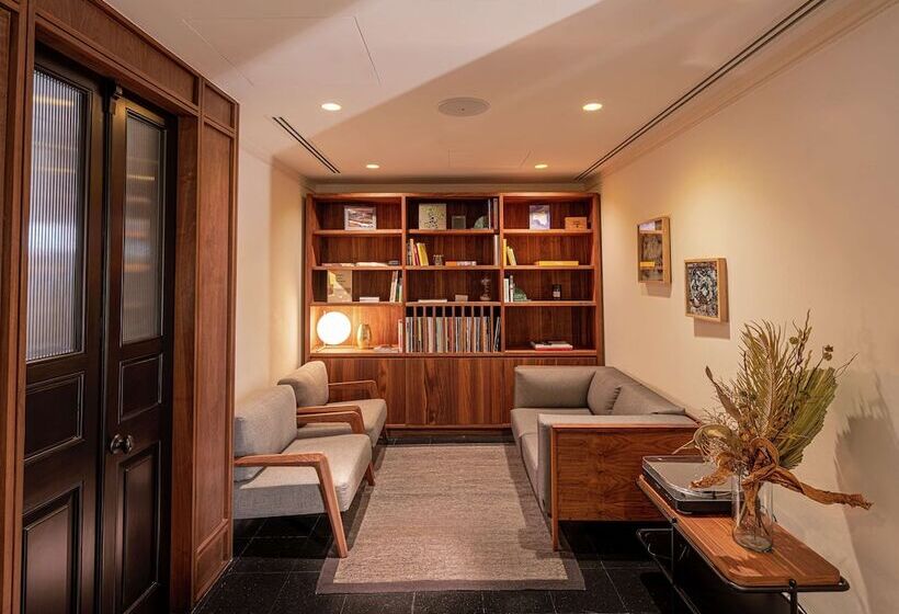 هتل Umbral, A Curio Collection By Hilton