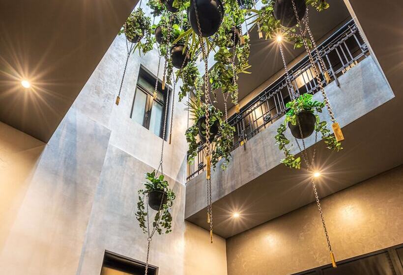 هتل Umbral, A Curio Collection By Hilton