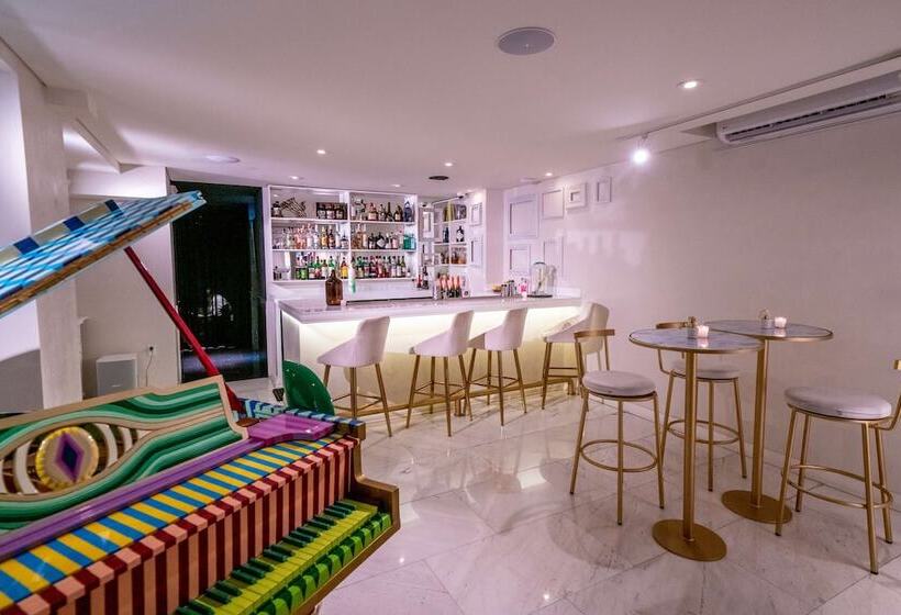 هتل Umbral, A Curio Collection By Hilton