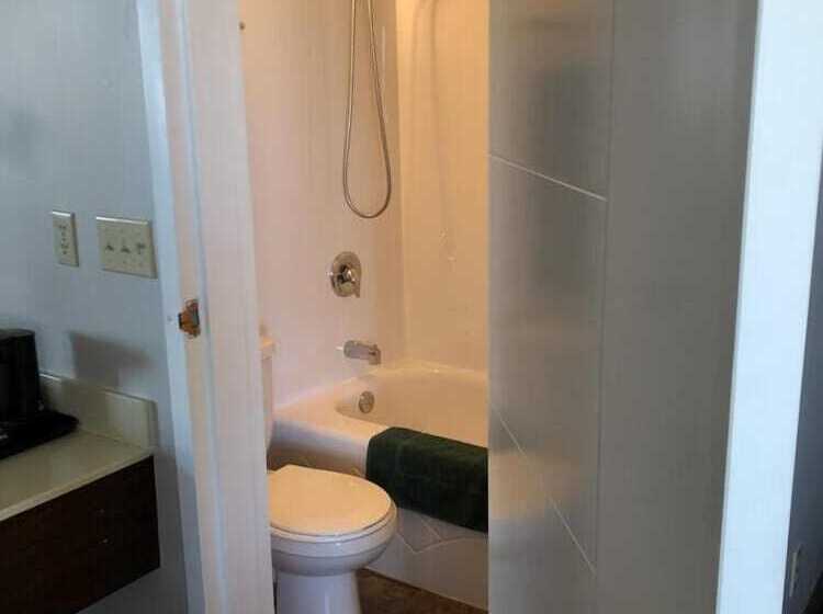 فندق على الطريق Arbour Ridge Inn & Suites