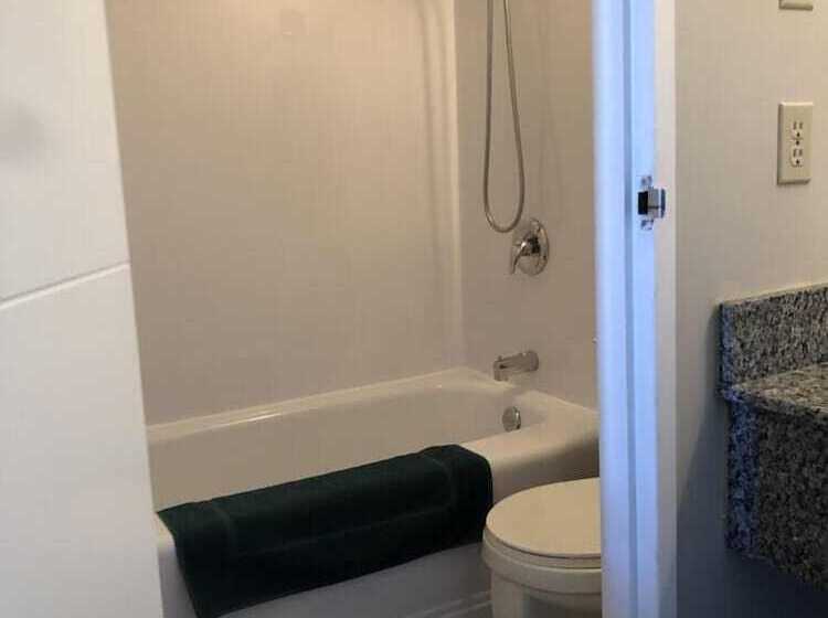 فندق على الطريق Arbour Ridge Inn & Suites