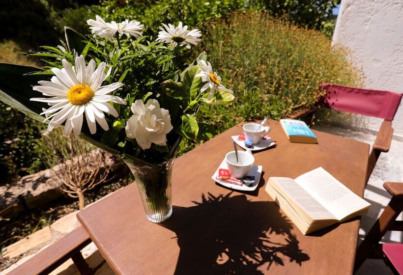 Bastas Hotel & Studios