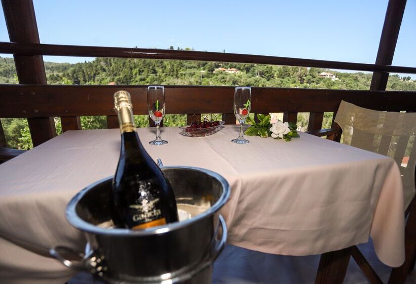 Bastas Hotel & Studios