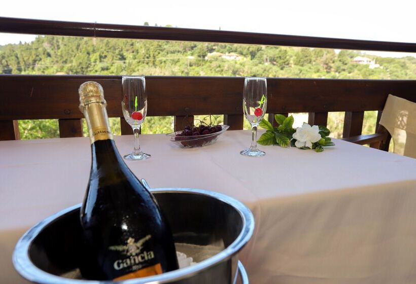 Bastas Hotel & Studios