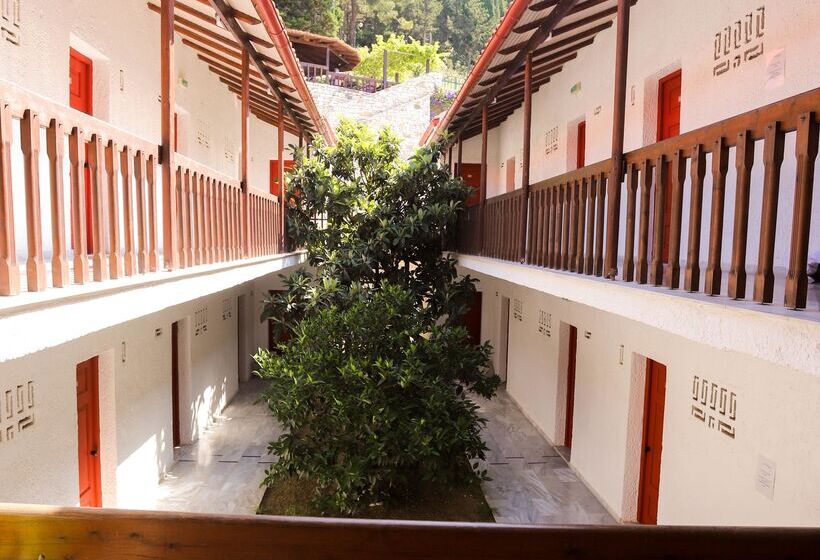 Bastas Hotel & Studios