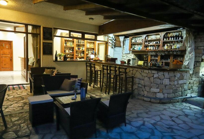 Bastas Hotel & Studios