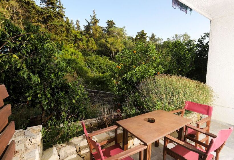 Bastas Hotel & Studios