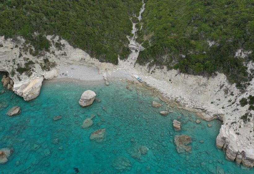 Bastas Hotel & Studios