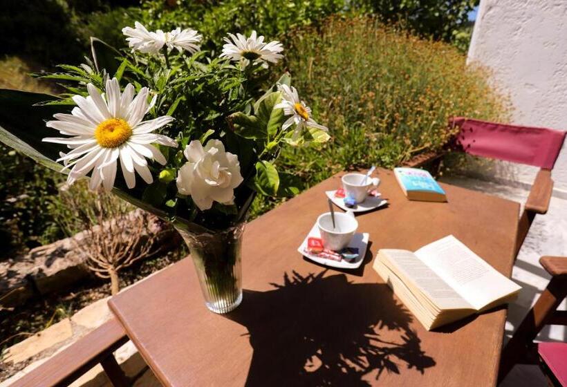 Bastas Hotel & Studios