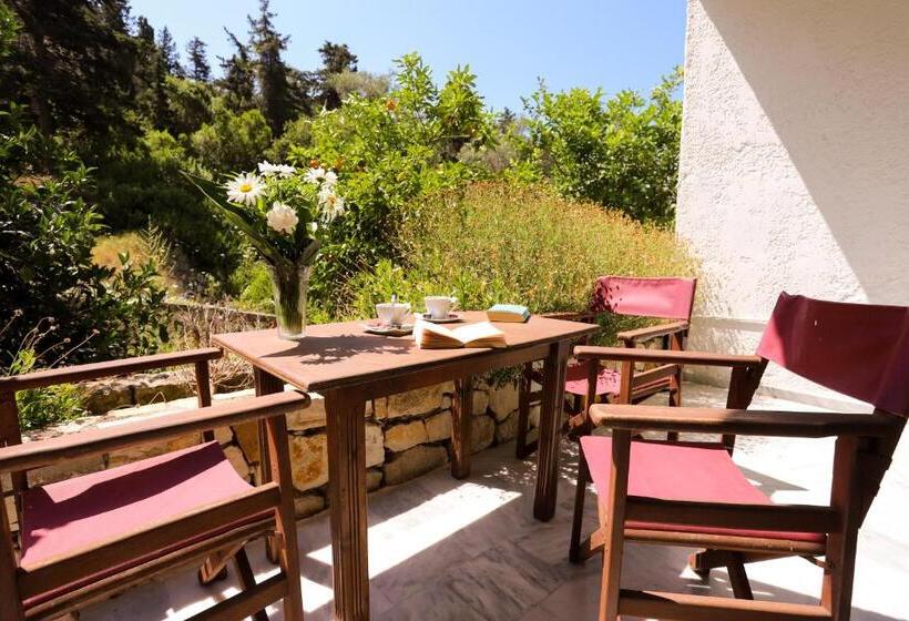 Bastas Hotel & Studios