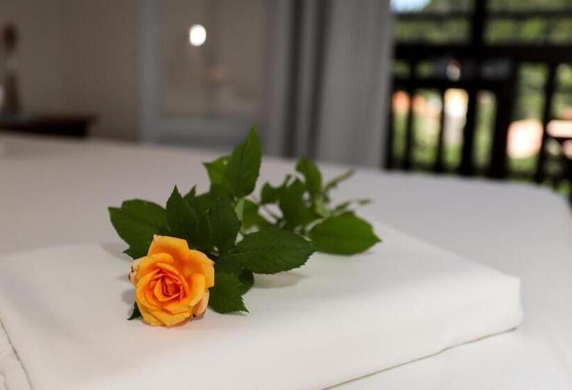 Bastas Hotel & Studios