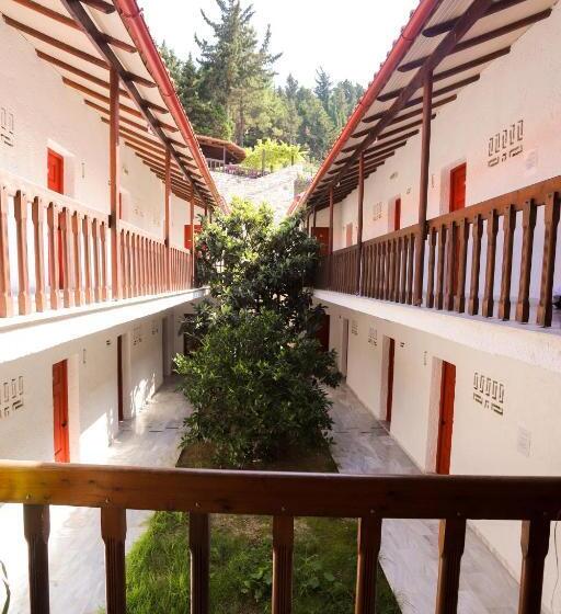 Bastas Hotel & Studios