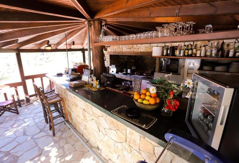 Bastas Hotel & Studios