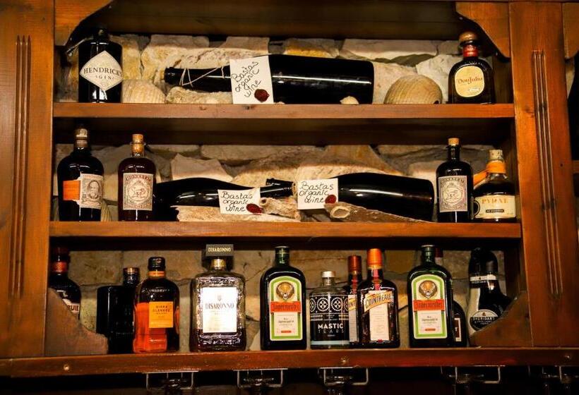 Bastas Hotel & Studios