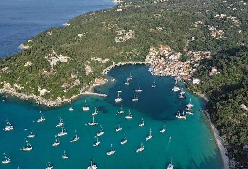 Bastas Hotel & Studios