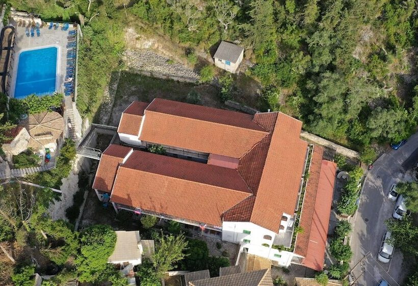 Bastas Hotel & Studios