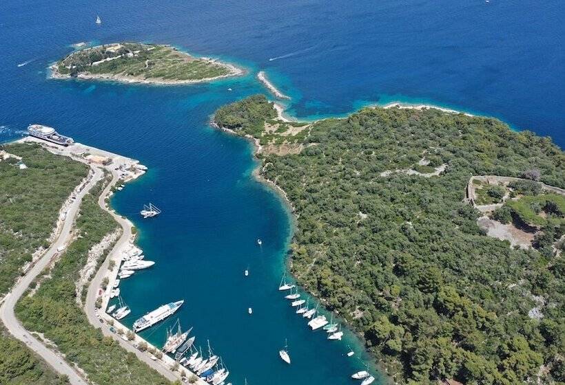 Bastas Hotel & Studios