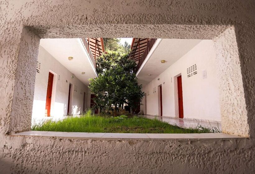 Bastas Hotel & Studios