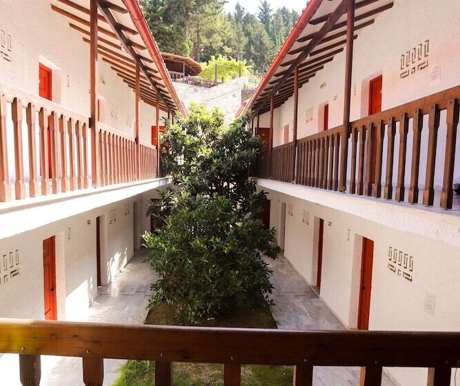 Bastas Hotel & Studios