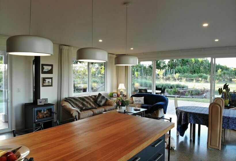 تختخواب و صبحانه Lavender Vale