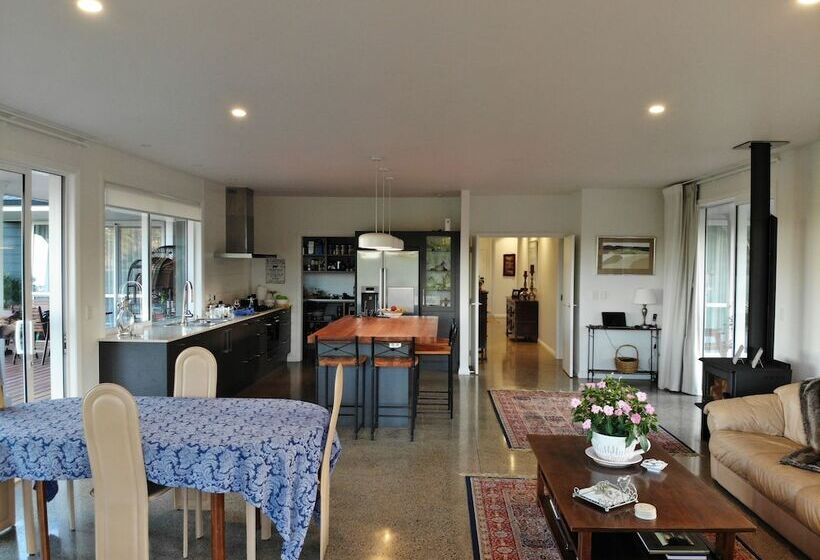 تختخواب و صبحانه Lavender Vale