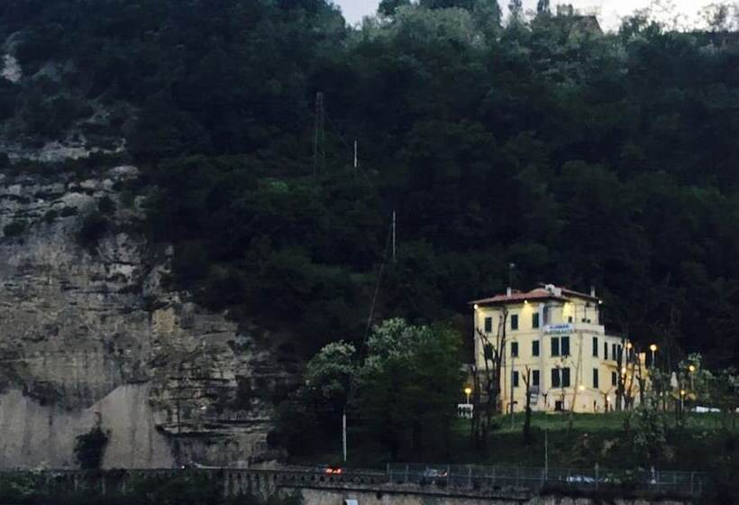 مسافرخانه Villa Del Sasso