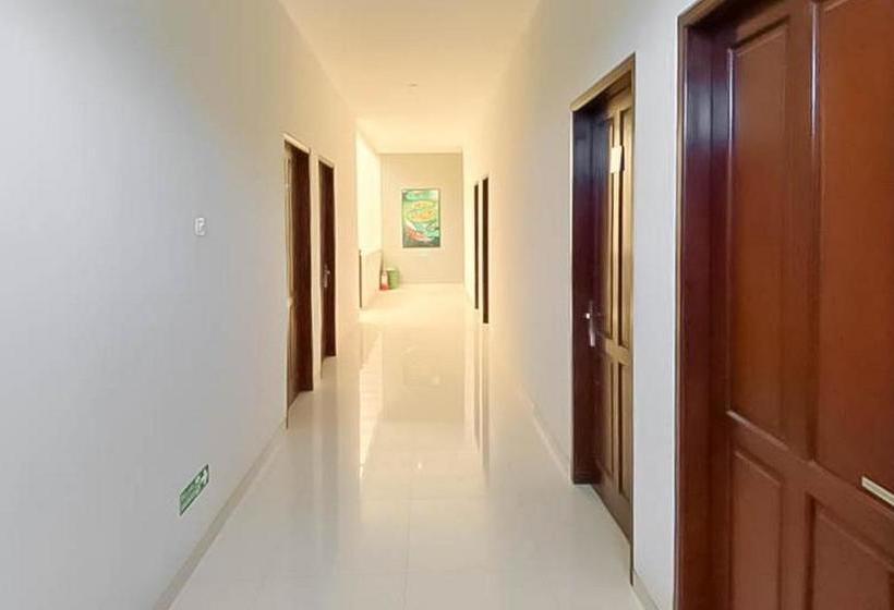 Отель Reddoorz Syariah At Pucang Anom