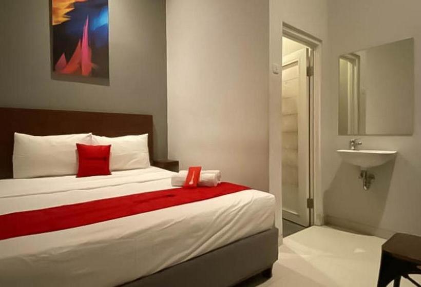 Отель Reddoorz Syariah At Pucang Anom