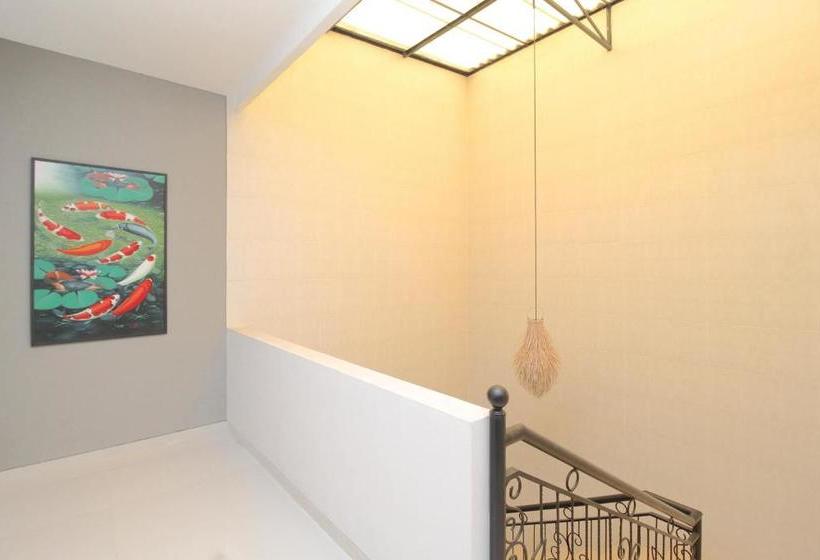 Отель Reddoorz Syariah At Pucang Anom