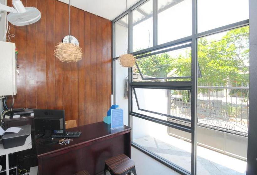 Отель Reddoorz Syariah At Pucang Anom