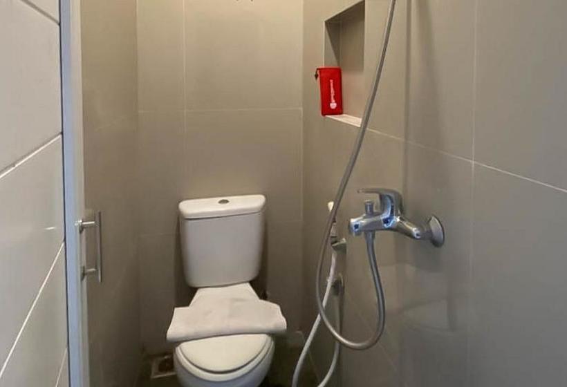 Отель Reddoorz Syariah At Pucang Anom